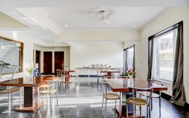 OYO Townhouse 412 Aditya International