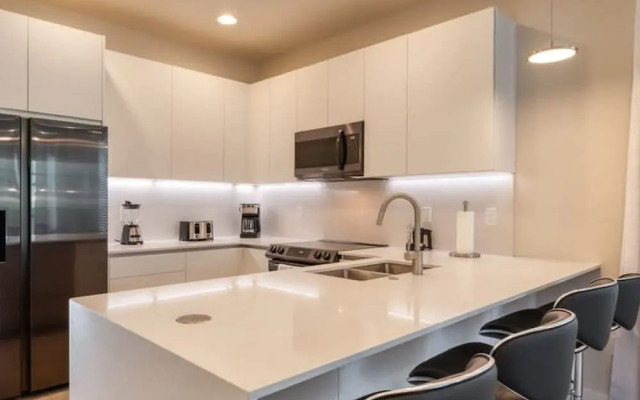 Spacious New Modern Retreat