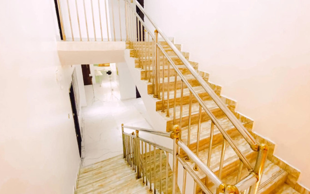 Royal Court Lounge & Boutique Hotel