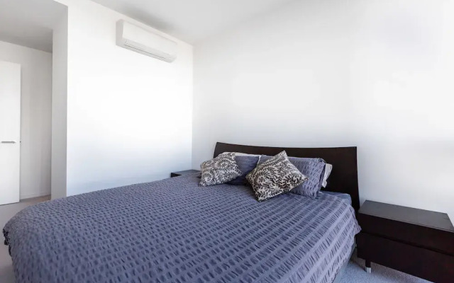 Sabrina, 2BDR Docklands Apartment