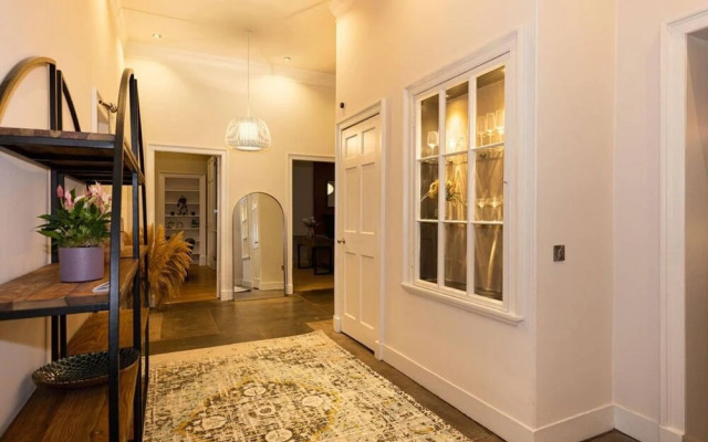 Beautiful Three Bedroom Georgian Home in Edinburgh