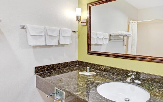 Scottish Inn and Suites La Porte