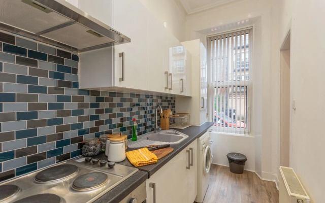 Stylish Apartment at the Edge of Meadows Park