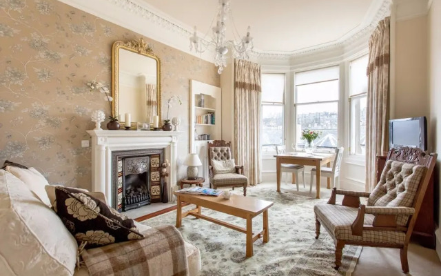 Central 2 Bedroom Flat With Castle View Sleeps 4