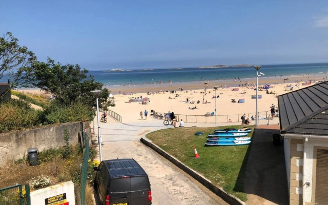 No2 Sandy Bay , Luxury Beachfront Apartment