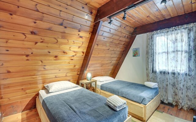 Walk to Ski Lift! Charming Hunter A-frame