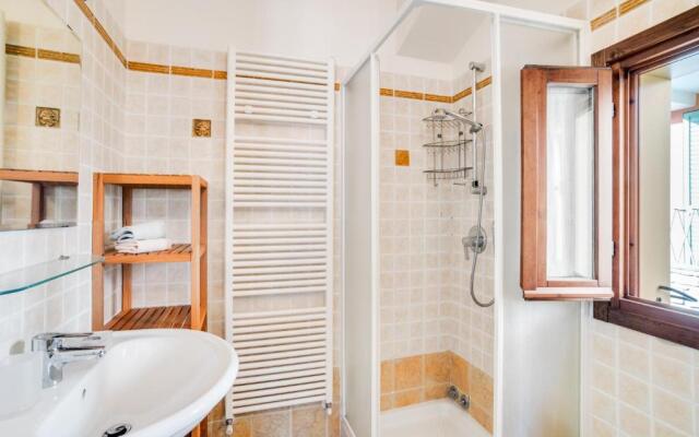 Design Apartment with Lake View!