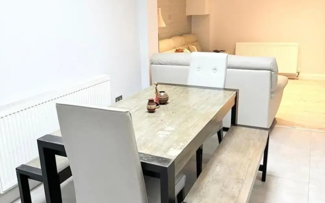 4 Bed House-garden-parking-15 min Elizabeth Line