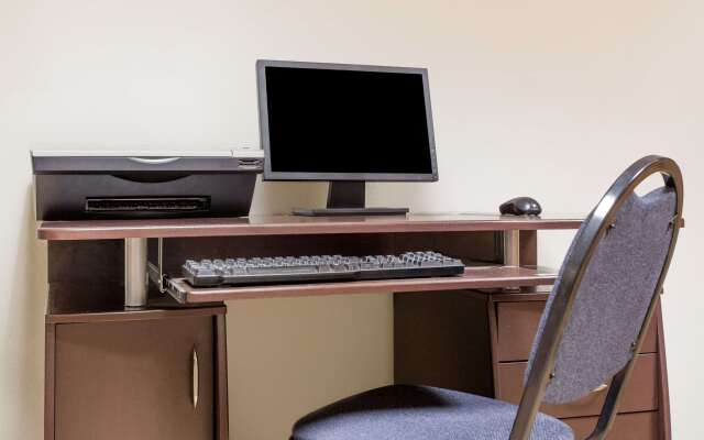 Super 8 by Wyndham Lavonia