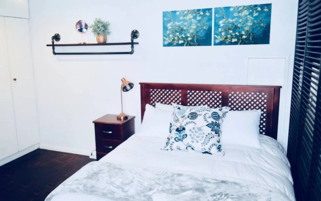 Studio Apartment in Central Cape Town With a Pool