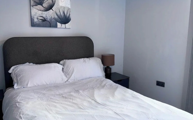 City Centre - 2-bed High Rise Apartment - Sleeps 4