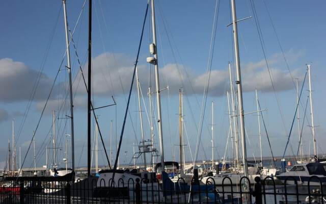 The Nautilus Cowes IOW Sleeps 4 & Private Garden