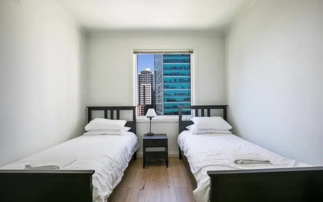 3 Bedrooms 2 Car Parks Carlton Garden Opposite