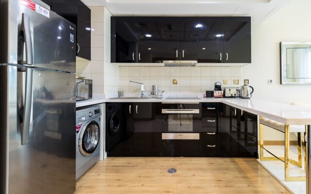 Deluxe Holiday Homes - Bay Central