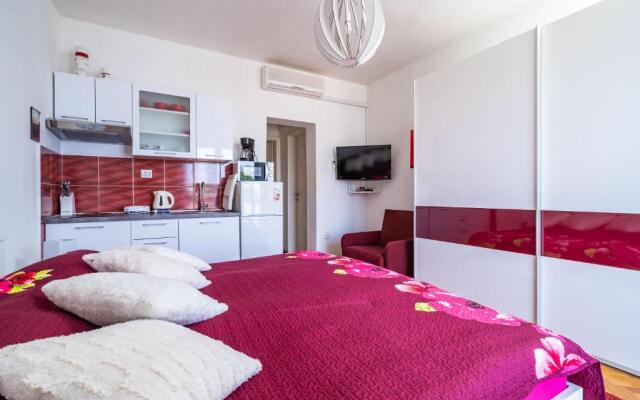 Apartments & Rooms Mara & Petrunjela