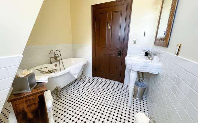 Sheridan Inn, B/W Signature Collection