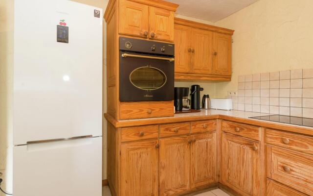 Glorious Holiday Home in Weris with Jacuzzi