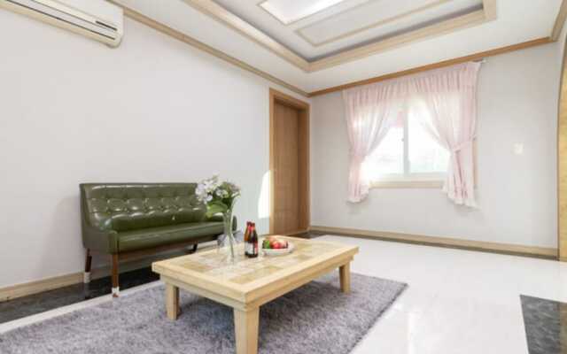 Gyeongju Woorinuri Pension