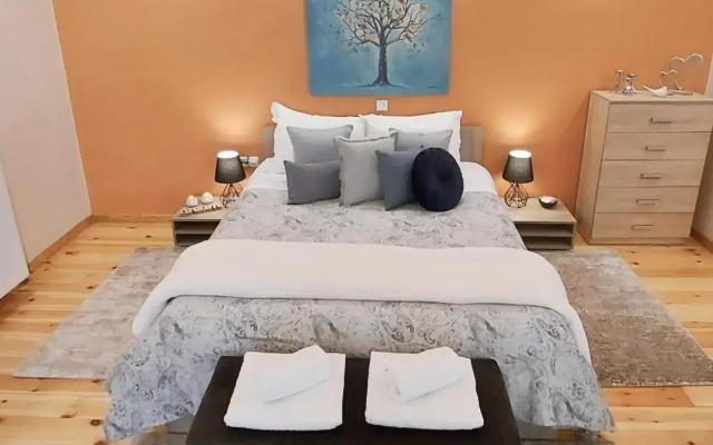 Unique, Stylish Studio near Beaches
