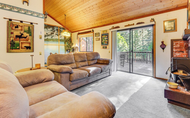 Community Perks & Watercrafts: Shaver Lake Condo