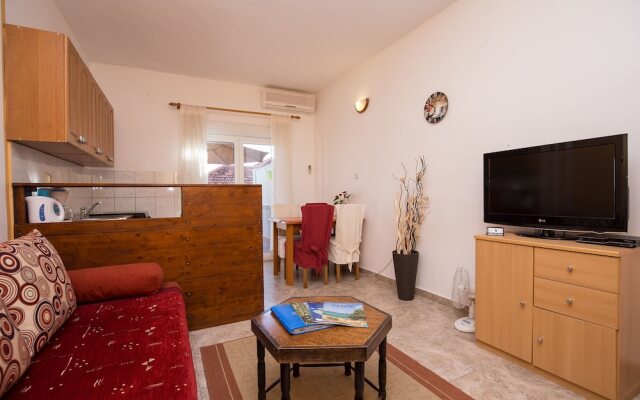 Apartments and Room Thea