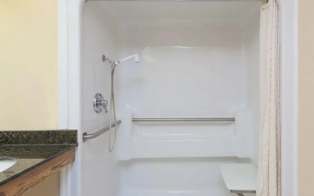 Red Roof Inn & Suites Calhoun