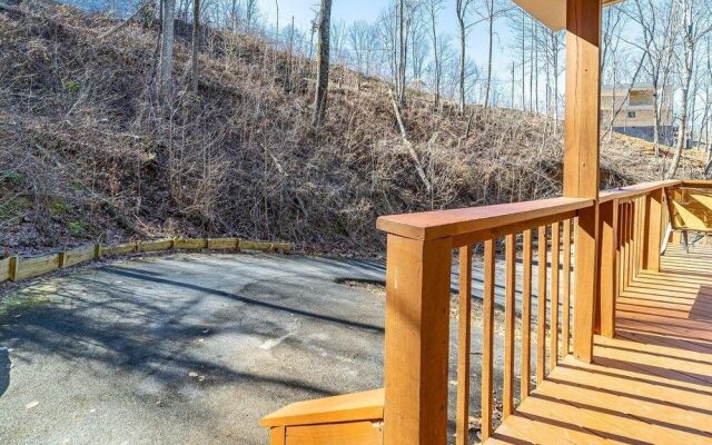 Strollin' Bear 3 Bedroom Home by RedAwning