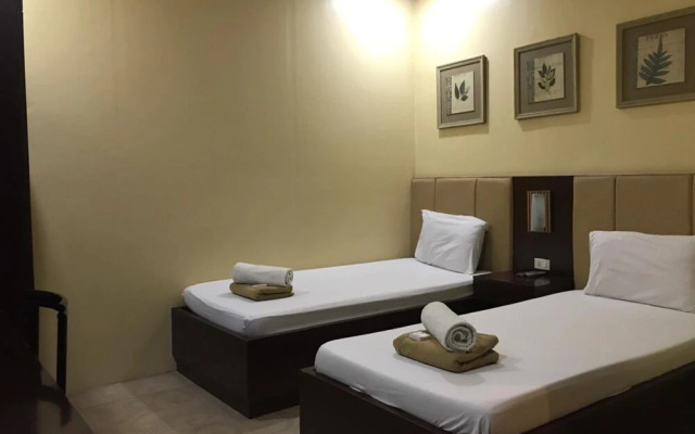 762 Laurien Hotel