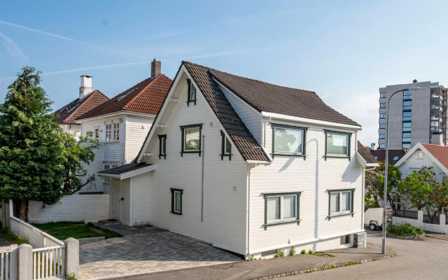 Unique and Spacious Apt close to City Centre