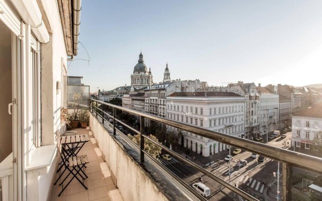 Basilica View Apartment With Balcony