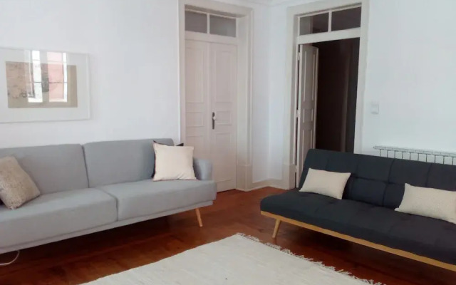 Stunning Apartment Near Chiado