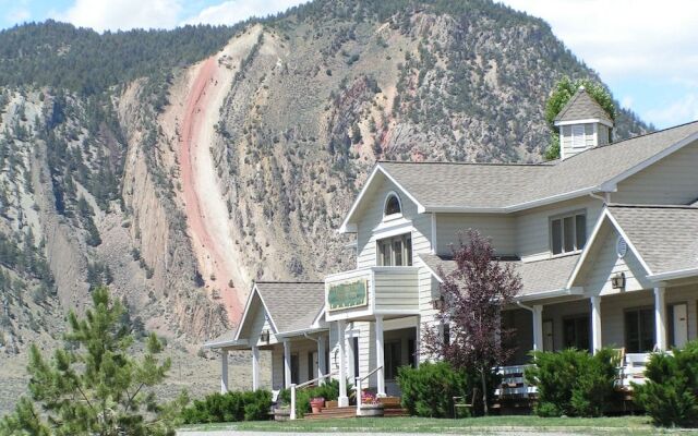 Yellowstone Basin Inn