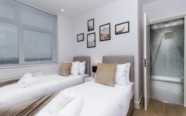 Elegant Central Private Parking Leisure Contractor