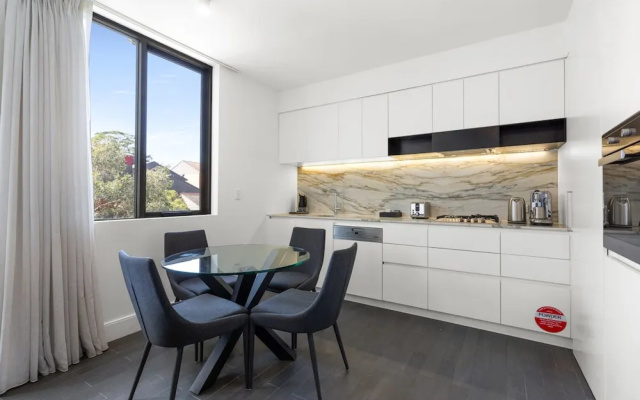 Modern 1-bed With Balcony in Surry Hills – Guest Rooms – Sydney