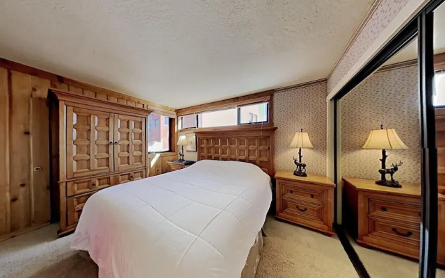 Slopeside 2 Bedroom Condo with 3 Hot Tubs, Sauna and Pool! Next To Canyon Lodge! by RedAwning