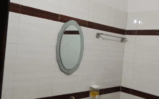 Gurjeet Hotel By Naavagat