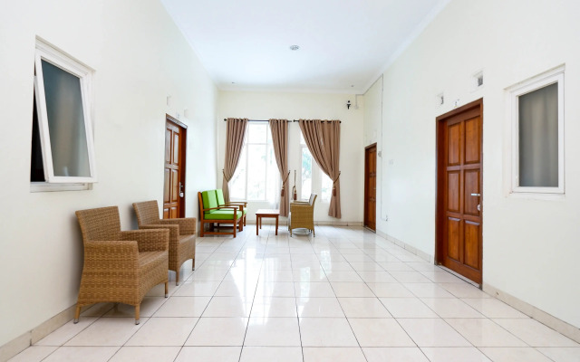Trision Hostel by OYO Rooms
