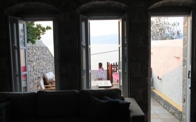 Alkioni stone house