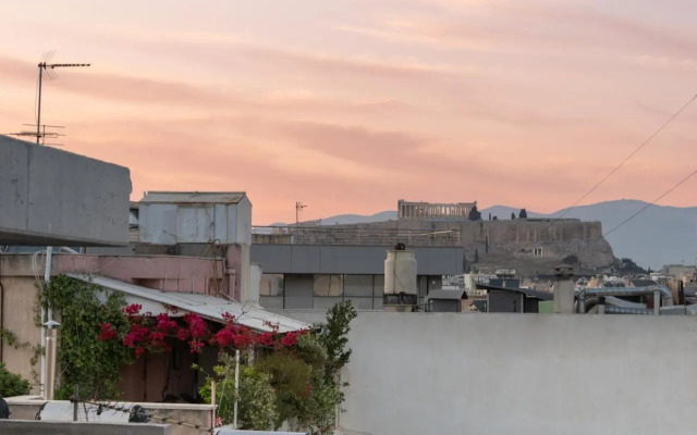 Sunny penthouse w/ Acropolis view next to metro