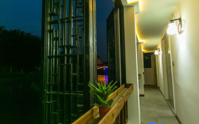 Tongli Qingyuan River View Holiday Inn