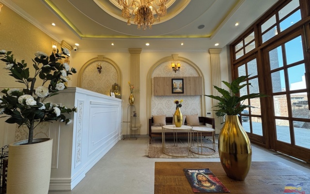 Vaidik Palace - 800 mtr from Prem Mandir