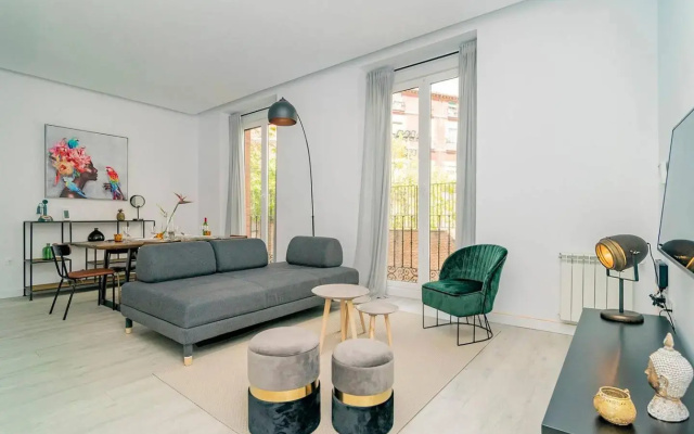 Apartment with Balconies in La Latina by Batuecas