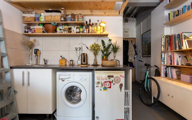 Studio Flat Along The Canal In Hackney