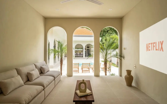 Tropical 3BR Villa in Canggu