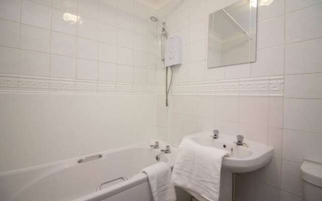 Stayzo Penthouse Accommodation 1- Premier Lodge