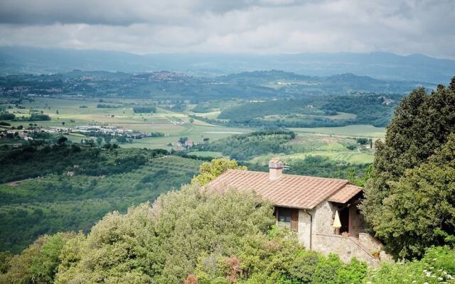 A Quaint Farmhouse in Paciano with Swimming Pool
