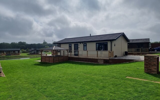 Remarkable 2-bed Luxury Lodge in Routh With Hottub