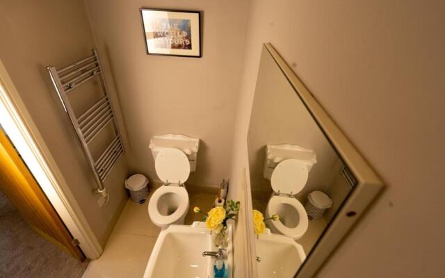 Luxury City Centre Getaway - Prime Location Sleeps 7!