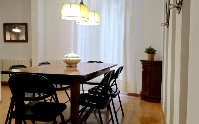 Smart 3BR balconies in historical Gothic - MACCA