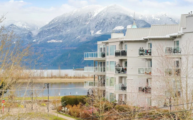 Rooftop Paradise Luxe 2BR  Lake Views